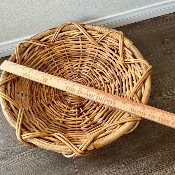 Vintage handwoven round wicker basket - Picture 2 of 9